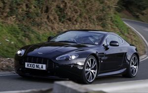 Превью обои aston martin, v8, vantage, 2010, черный, вид сбоку, стиль, астон мартин, природа