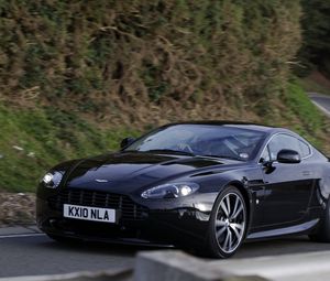 Превью обои aston martin, v8, vantage, 2010, черный, вид сбоку, стиль, астон мартин, природа