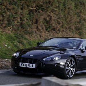 Превью обои aston martin, v8, vantage, 2010, черный, вид сбоку, стиль, астон мартин, природа