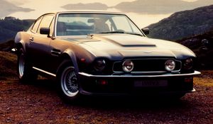 Превью обои aston martin, v8, vantage, 1977, синий, вид спереди, авто, астон мартин, природа