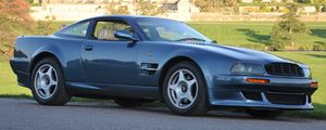 Превью обои aston martin, v8, vantage, 1998, голубой, вид сбоку, авто, астон мартин, природа, деревья