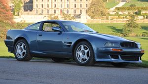 Превью обои aston martin, v8, vantage, 1998, голубой, вид сбоку, авто, астон мартин, природа, деревья