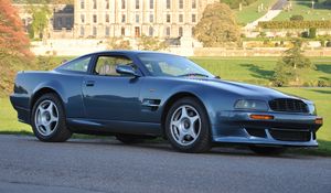 Превью обои aston martin, v8, vantage, 1998, голубой, вид сбоку, авто, астон мартин, природа, деревья