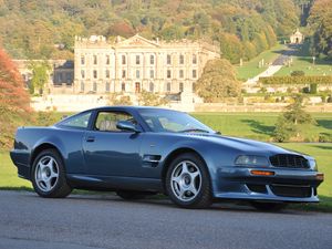 Превью обои aston martin, v8, vantage, 1998, голубой, вид сбоку, авто, астон мартин, природа, деревья