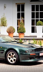 Превью обои aston martin, v8, vantage, 1993, зеленый, вид сбоку, стиль, астон мартин, дом