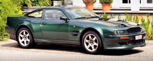 Превью обои aston martin, v8, vantage, 1993, зеленый, вид сбоку, стиль, астон мартин, дом