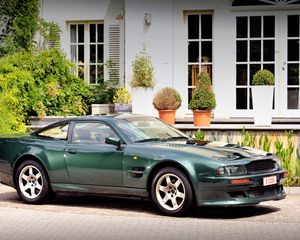 Превью обои aston martin, v8, vantage, 1993, зеленый, вид сбоку, стиль, астон мартин, дом