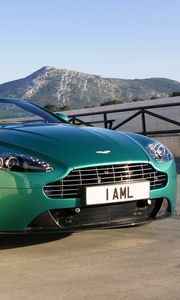 Превью обои aston martin, v8, vantage, 2011, зеленый, вид спереди, стиль, астон мартин, горы