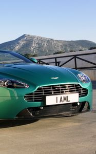 Превью обои aston martin, v8, vantage, 2011, зеленый, вид спереди, стиль, астон мартин, горы