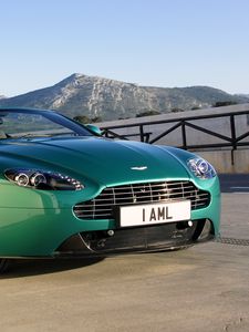 Превью обои aston martin, v8, vantage, 2011, зеленый, вид спереди, стиль, астон мартин, горы