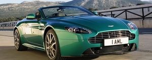 Превью обои aston martin, v8, vantage, 2011, зеленый, вид спереди, стиль, астон мартин, горы