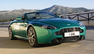 Превью обои aston martin, v8, vantage, 2011, зеленый, вид спереди, стиль, астон мартин, горы