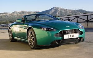 Превью обои aston martin, v8, vantage, 2011, зеленый, вид спереди, стиль, астон мартин, горы