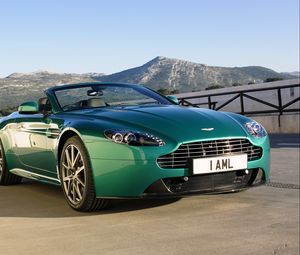 Превью обои aston martin, v8, vantage, 2011, зеленый, вид спереди, стиль, астон мартин, горы