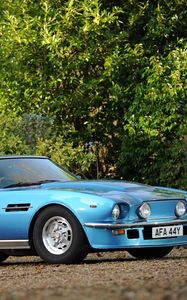 Превью обои aston martin, v8, vantage, 1977, голубой, вид сбоку, авто, астон мартин, деревья