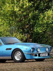 Превью обои aston martin, v8, vantage, 1977, голубой, вид сбоку, авто, астон мартин, деревья