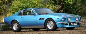 Превью обои aston martin, v8, vantage, 1977, голубой, вид сбоку, авто, астон мартин, деревья