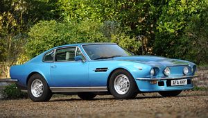 Превью обои aston martin, v8, vantage, 1977, голубой, вид сбоку, авто, астон мартин, деревья