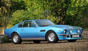 Превью обои aston martin, v8, vantage, 1977, голубой, вид сбоку, авто, астон мартин, деревья