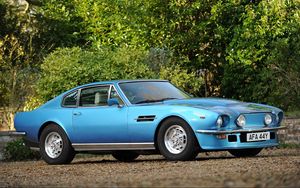 Превью обои aston martin, v8, vantage, 1977, голубой, вид сбоку, авто, астон мартин, деревья