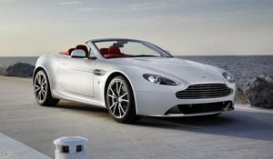 Превью обои aston martin, v8, vantage, 2012, белый, вид спереди, стиль, астон мартин, море