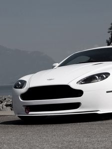 Превью обои aston martin, v8, vantage, 2009, белый, вид спереди, стиль, астон мартин, скалы