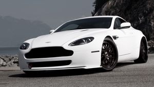 Превью обои aston martin, v8, vantage, 2009, белый, вид спереди, стиль, астон мартин, скалы