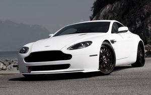 Превью обои aston martin, v8, vantage, 2009, белый, вид спереди, стиль, астон мартин, скалы