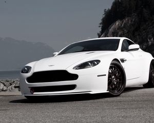 Превью обои aston martin, v8, vantage, 2009, белый, вид спереди, стиль, астон мартин, скалы