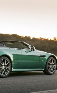 Превью обои aston martin, v8, vantage, 2011, зеленый, вид сбоку, авто, астон мартин, природа