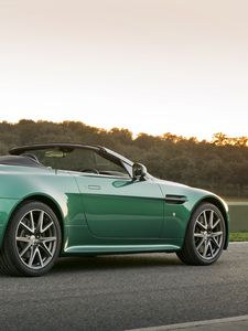 Превью обои aston martin, v8, vantage, 2011, зеленый, вид сбоку, авто, астон мартин, природа