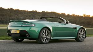 Превью обои aston martin, v8, vantage, 2011, зеленый, вид сбоку, авто, астон мартин, природа