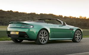 Превью обои aston martin, v8, vantage, 2011, зеленый, вид сбоку, авто, астон мартин, природа