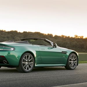 Превью обои aston martin, v8, vantage, 2011, зеленый, вид сбоку, авто, астон мартин, природа