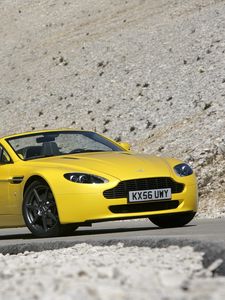 Превью обои aston martin, v8, vantage, 2006, желтый, вид сбоку, авто, астон мартин