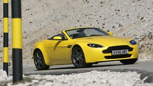 Превью обои aston martin, v8, vantage, 2006, желтый, вид сбоку, авто, астон мартин