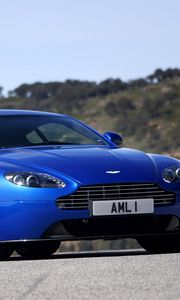 Превью обои aston martin, v8, vantage, 2011, синий, вид спереди, стиль, астон мартин, природа