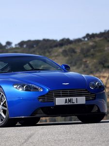 Превью обои aston martin, v8, vantage, 2011, синий, вид спереди, стиль, астон мартин, природа