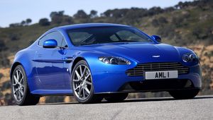 Превью обои aston martin, v8, vantage, 2011, синий, вид спереди, стиль, астон мартин, природа