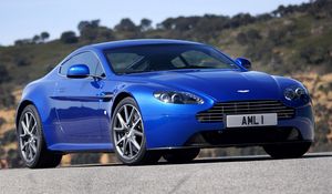 Превью обои aston martin, v8, vantage, 2011, синий, вид спереди, стиль, астон мартин, природа