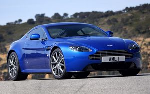 Превью обои aston martin, v8, vantage, 2011, синий, вид спереди, стиль, астон мартин, природа