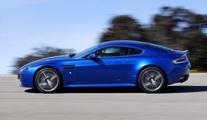 Превью обои aston martin, v8, vantage, 2011, синий, вид сбоку, авто, астон мартин, скорость