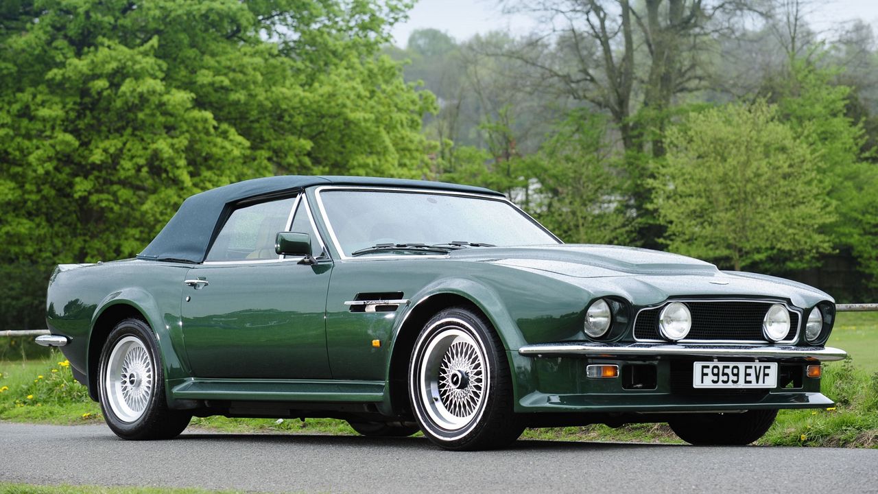 Обои aston martin, v8, vantage, 1984, зеленый, вид сбоку, стиль, астон мартин, ретро, деревья