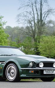 Превью обои aston martin, v8, vantage, 1984, зеленый, вид сбоку, стиль, астон мартин, ретро, деревья