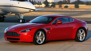 Превью обои aston martin, v8, vantage, 2008, красный, вид сбоку, стиль, астон мартин, самолет