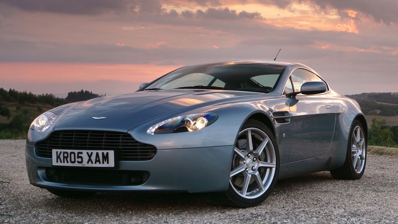 Обои aston martin, v8, vantage, 2005, голубой, вид спереди, стиль, астон мартин, небо