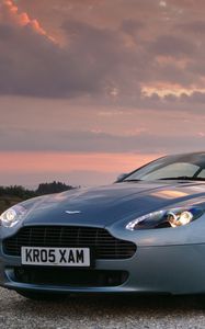 Превью обои aston martin, v8, vantage, 2005, голубой, вид спереди, стиль, астон мартин, небо