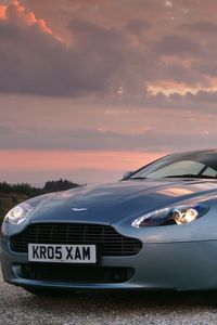 Превью обои aston martin, v8, vantage, 2005, голубой, вид спереди, стиль, астон мартин, небо