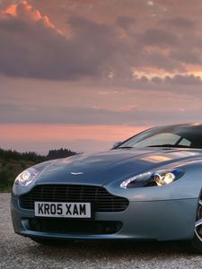 Превью обои aston martin, v8, vantage, 2005, голубой, вид спереди, стиль, астон мартин, небо