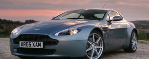 Превью обои aston martin, v8, vantage, 2005, голубой, вид спереди, стиль, астон мартин, небо